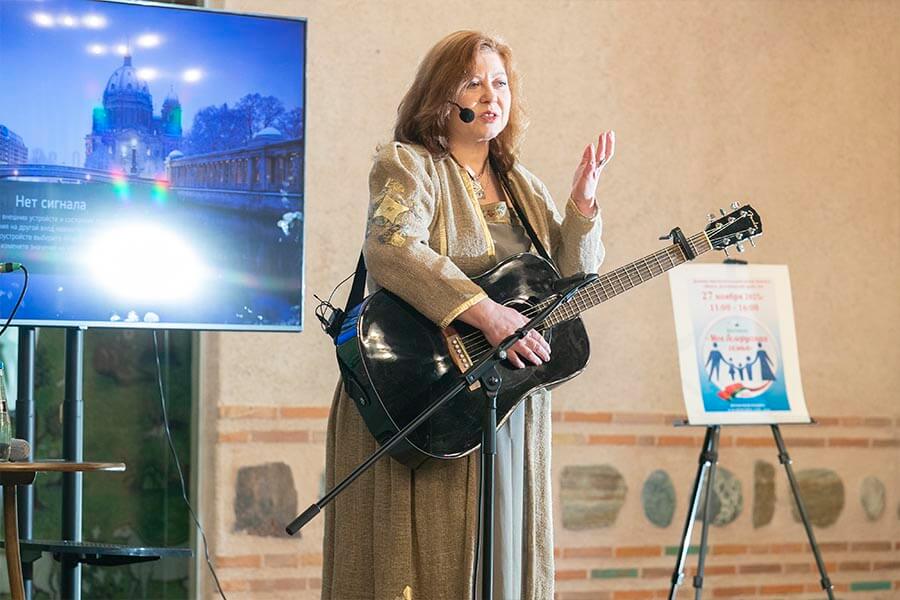 писательница татьяна дашкевич с гитарой