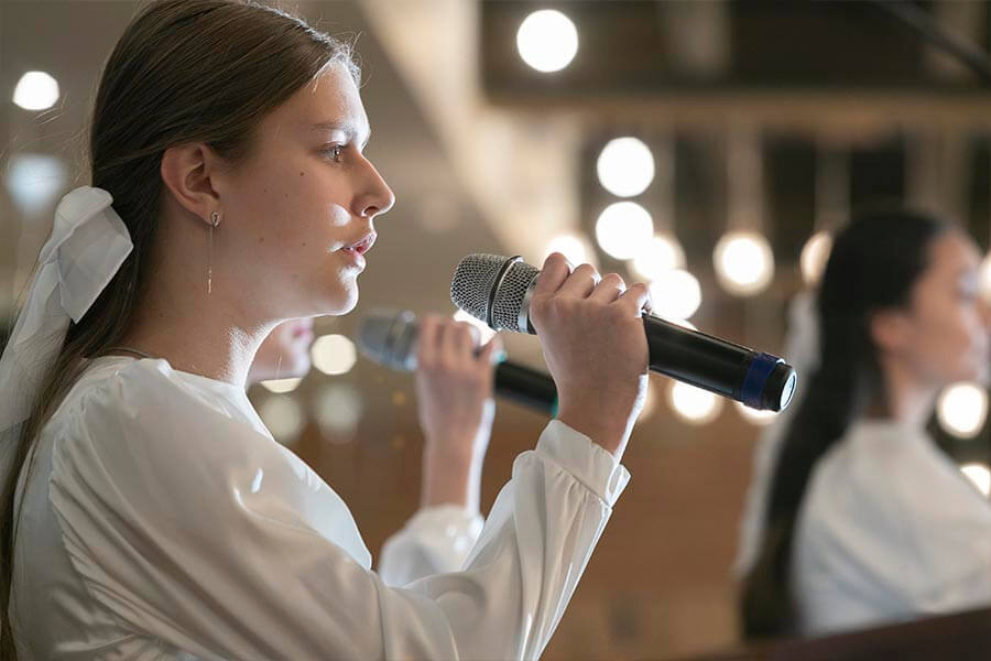 девушка поет