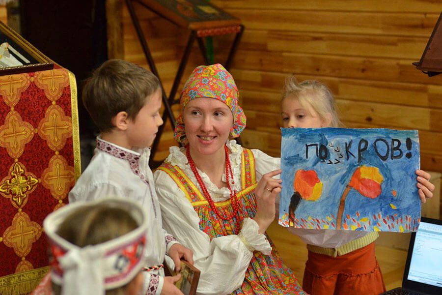 женщина в национальных одеждах