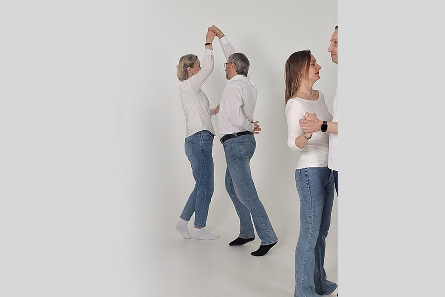 пары танцуют