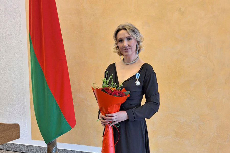 мама с медалью