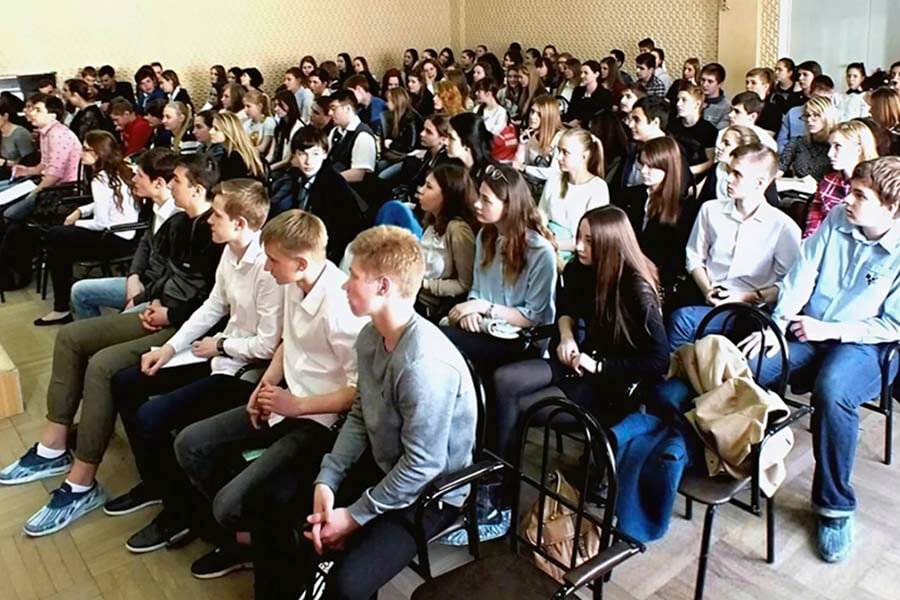 молодые люди на лекции