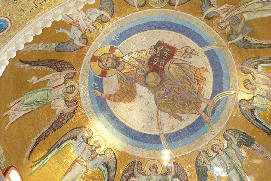  Пресветлые лучи в интерьере храма