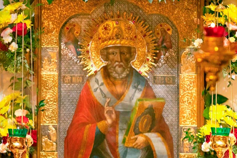 Храмовый образ святителя Николая в митре 