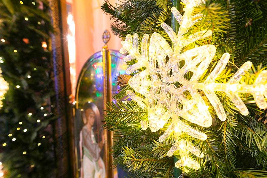 новогодние украшения в храме