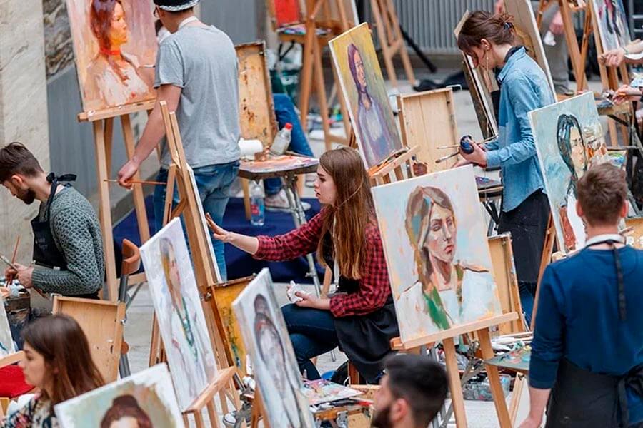 юные художники рисуют портреты