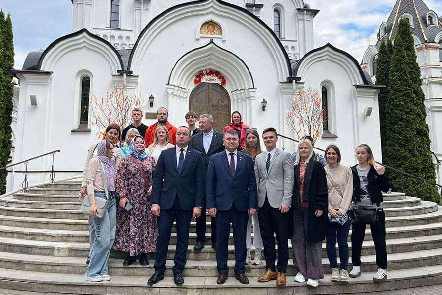 преподаватели университета в монастыре