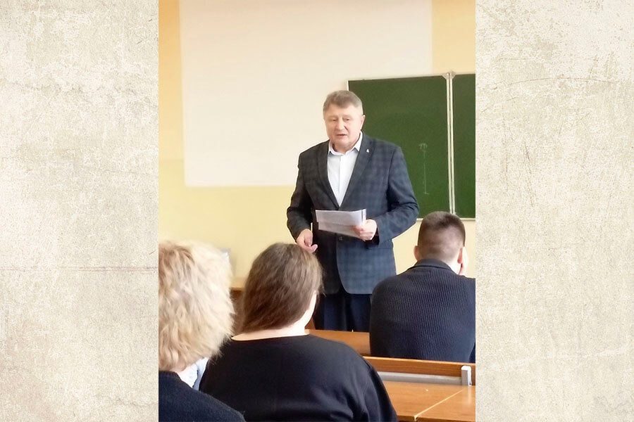 преподаватель в аудитории