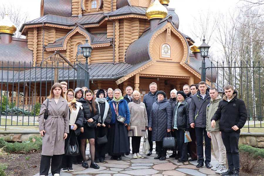 преподавательский состав у храма Иоанна Шанхайского