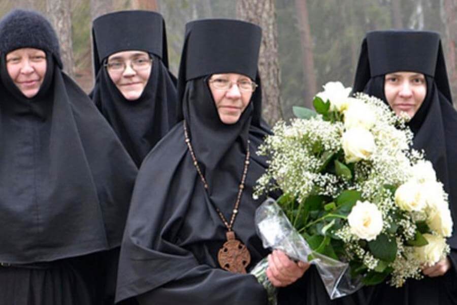 игумения с сестрами