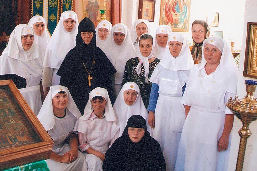 игумения василисса в окружении сестер милосердия
