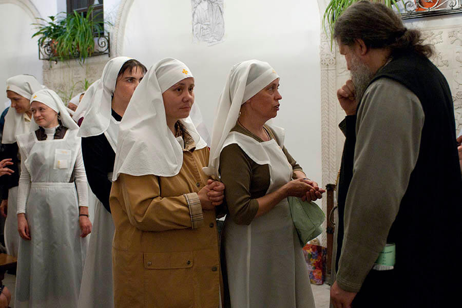 сестры идут к духовнику
