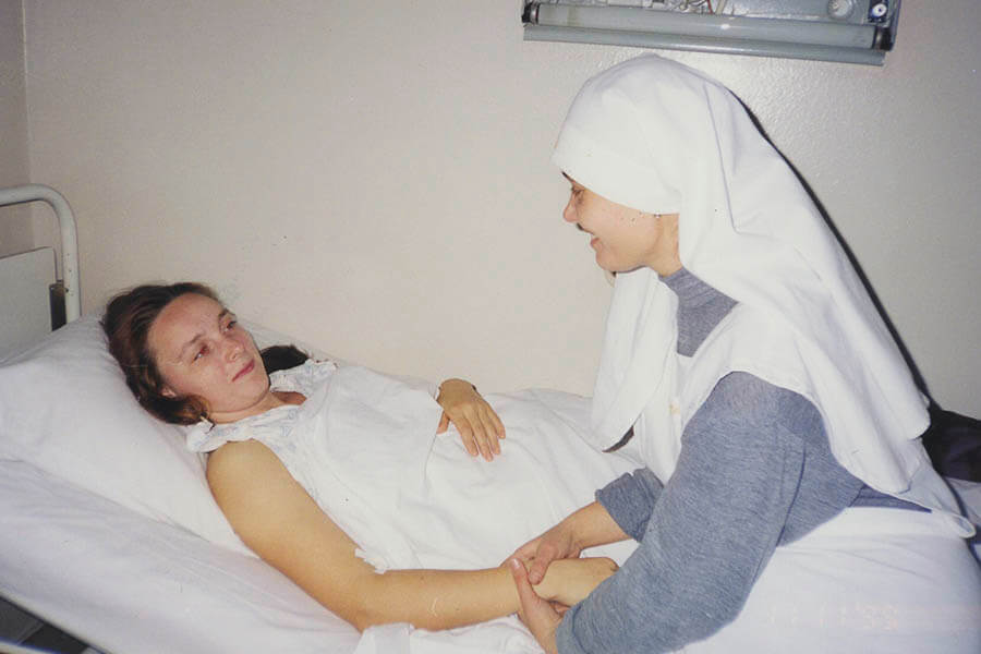 сестра милосердия у постели больной