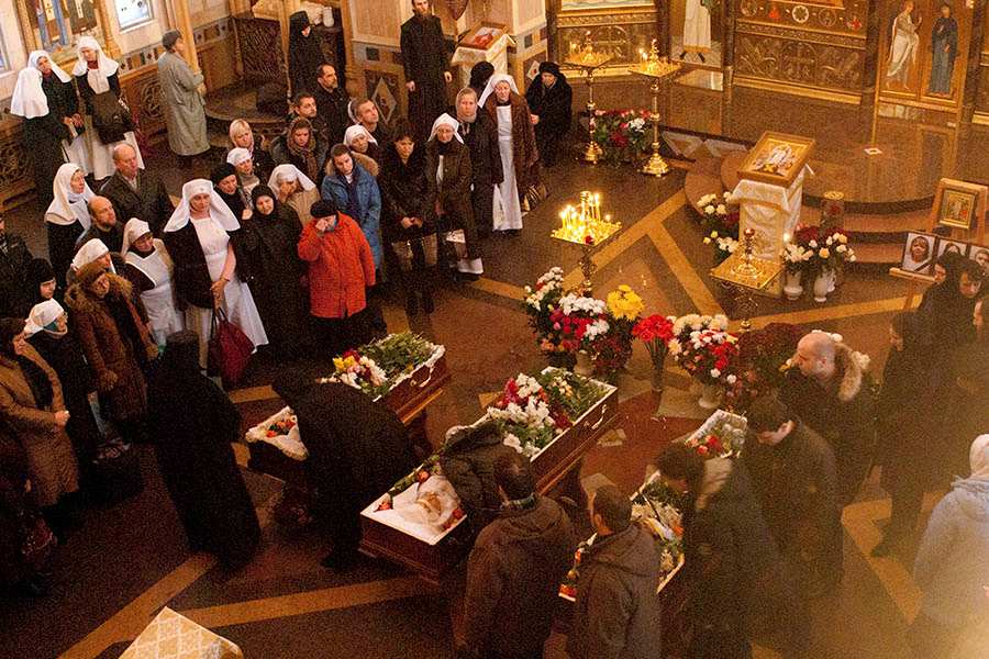 прощание с усопшими в храме