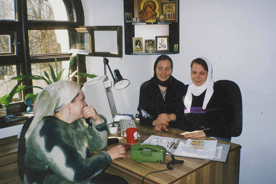 сестры в кабинете