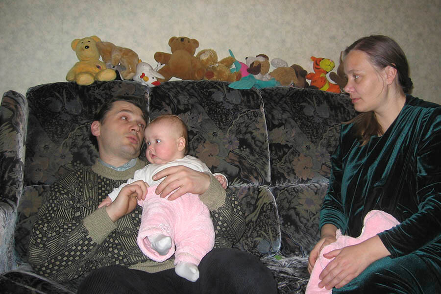 муж с младенцем на руках