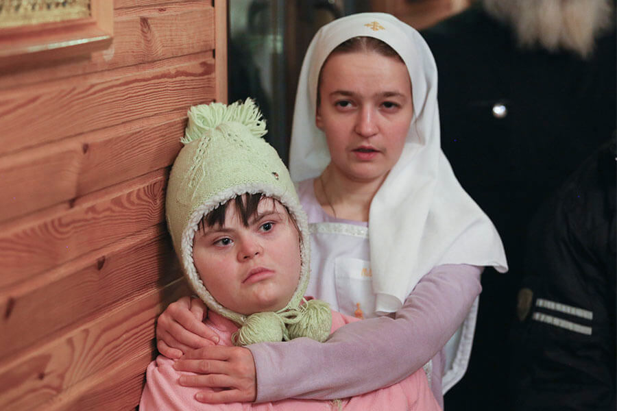 сестра обнимает болящую девочку