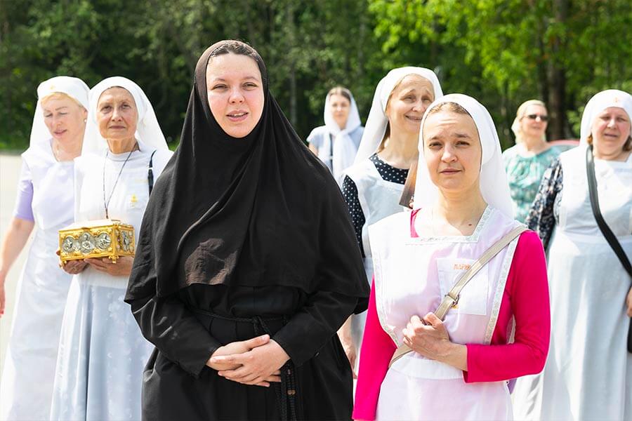 монахиня свято-елисаветинского монастыря и сестры