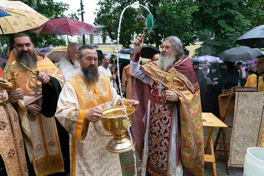 окропление водой