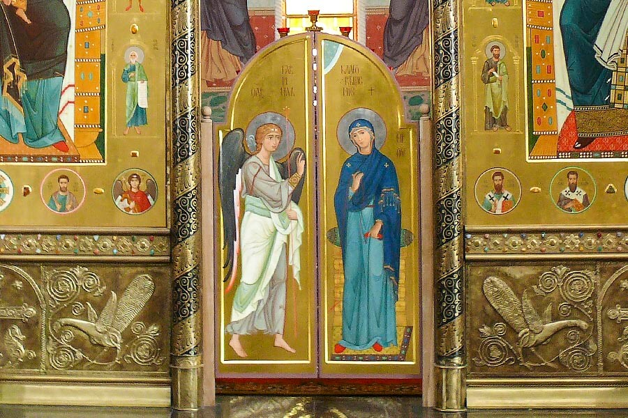 изображение Пресвятой Богородицы на царских вратах