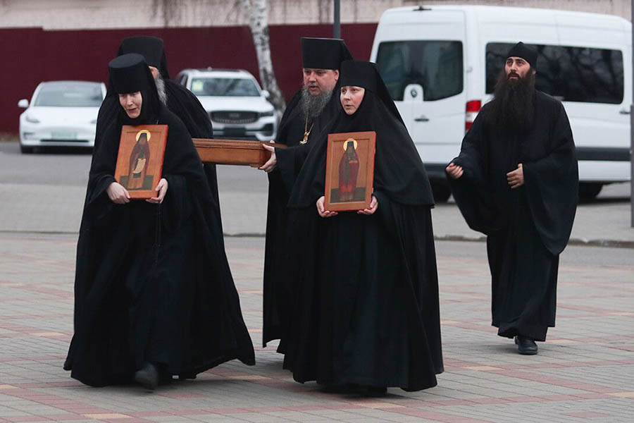 игуменья и монахи