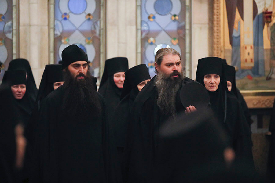 братья из оптиной среди монахинь