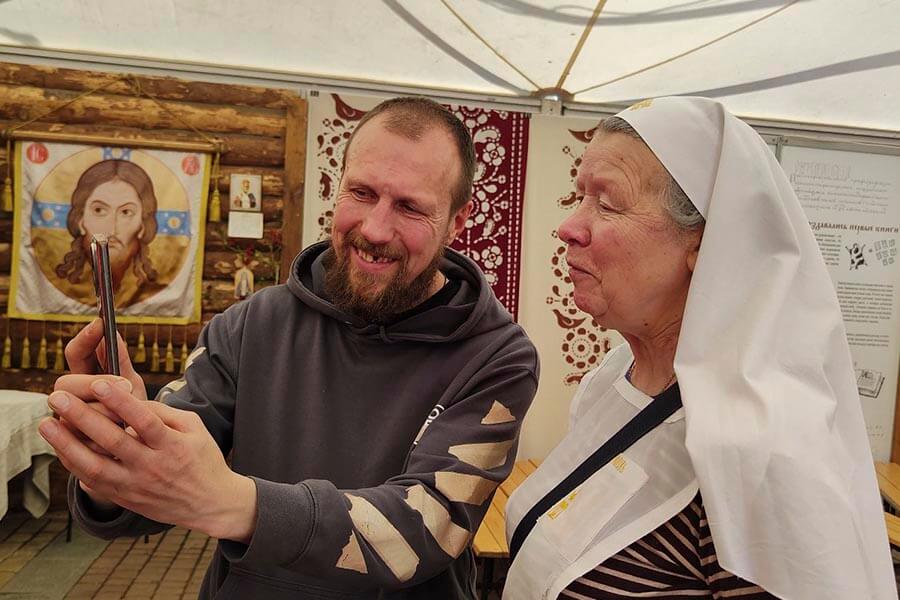 сестра на выставке