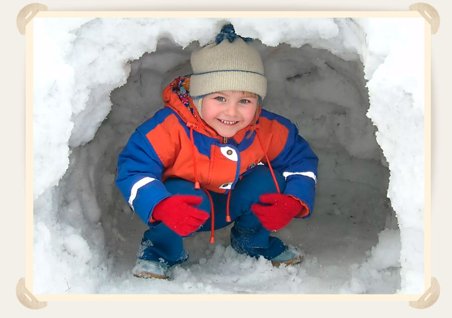 малыш в сугробе