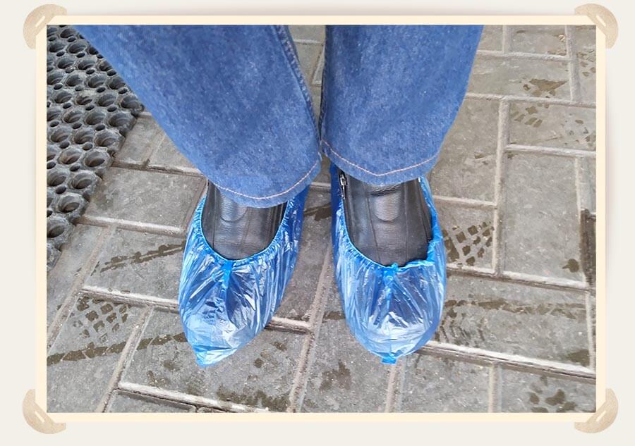 ноги в бахилах