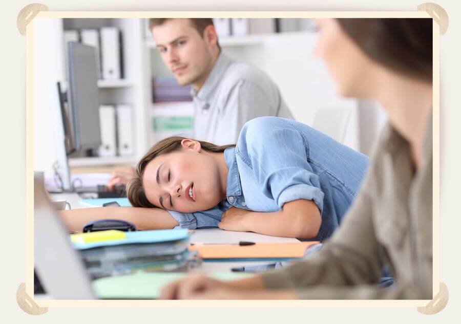 спящая девушка