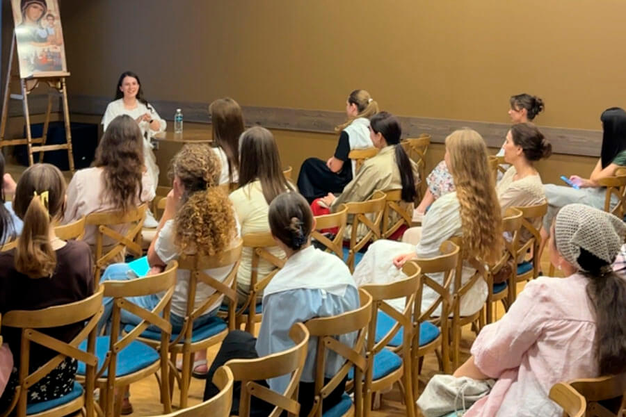 девушки на встрече