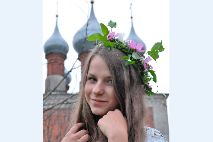 девушка в венке