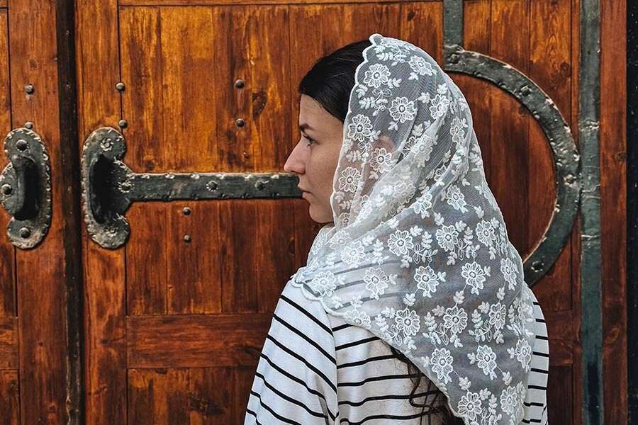 девушка в платке