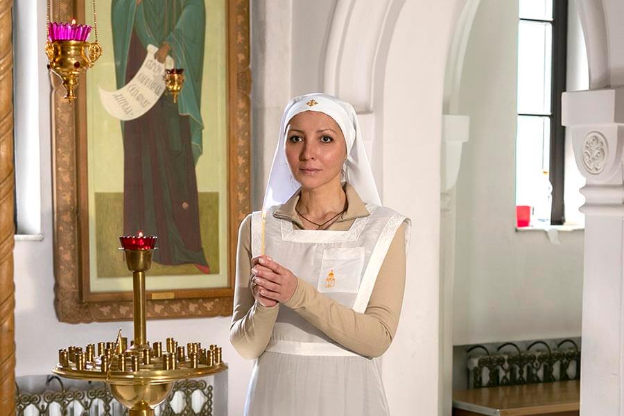 сестра в белом облачении