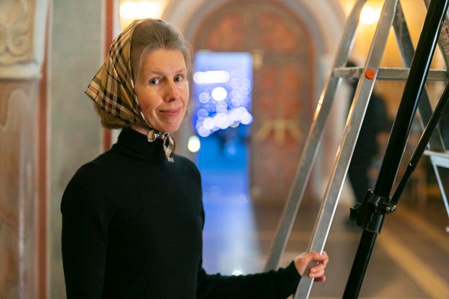 верующая женщина 