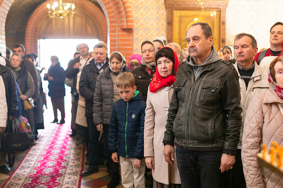 люди в храме