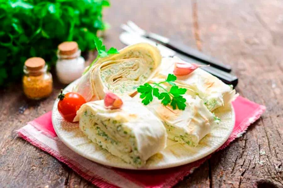 Ролл из лаваша с творожным сыром 