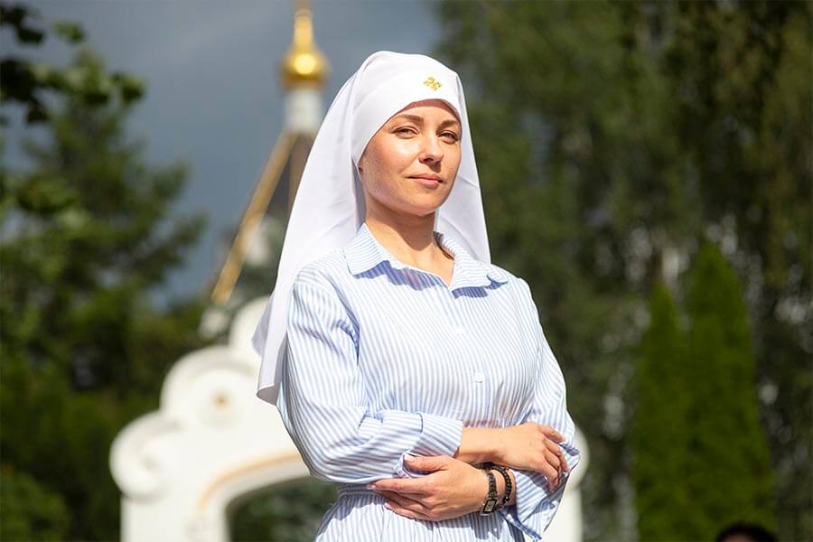 сестра на фоне храма
