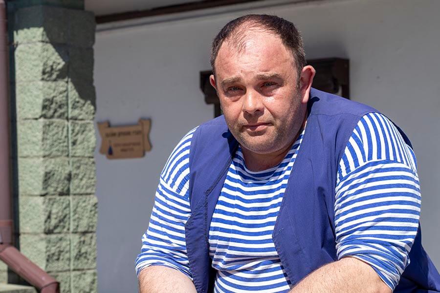 братья разгружают машину