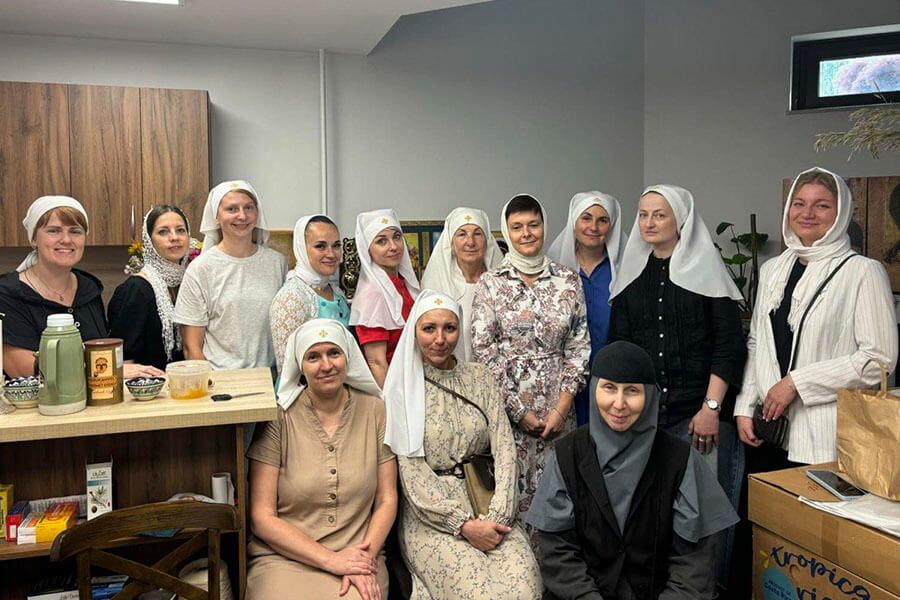 сестры вместе со старшей