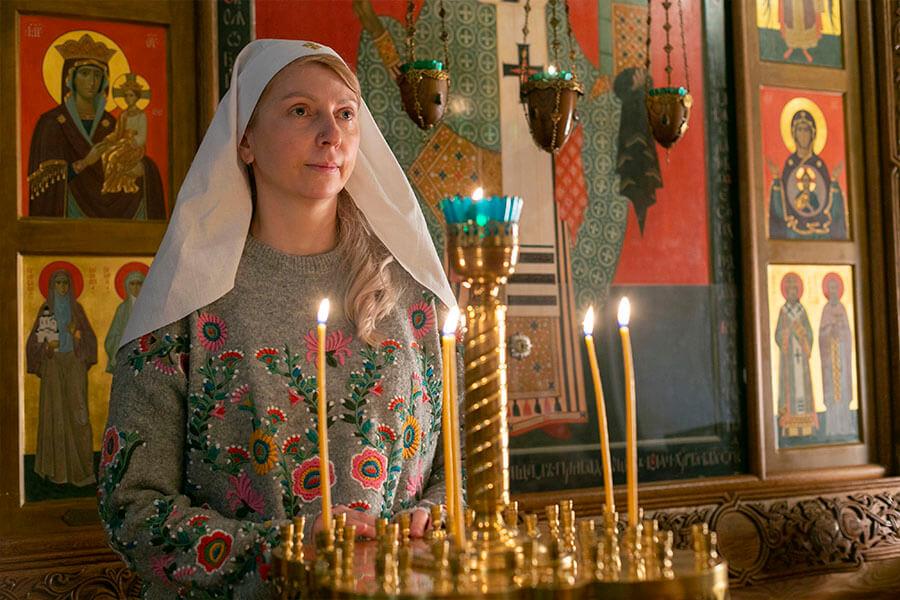 сестра молится 