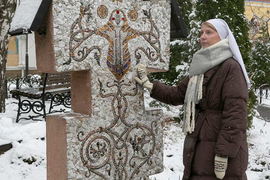 сестра у креста