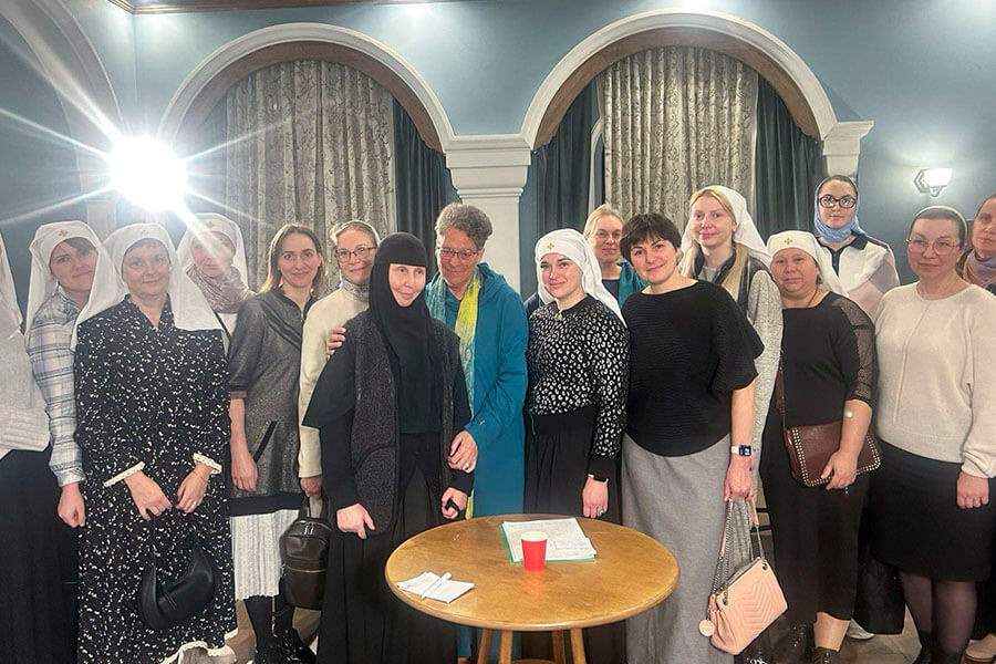 сестры на встрече с фредерикой