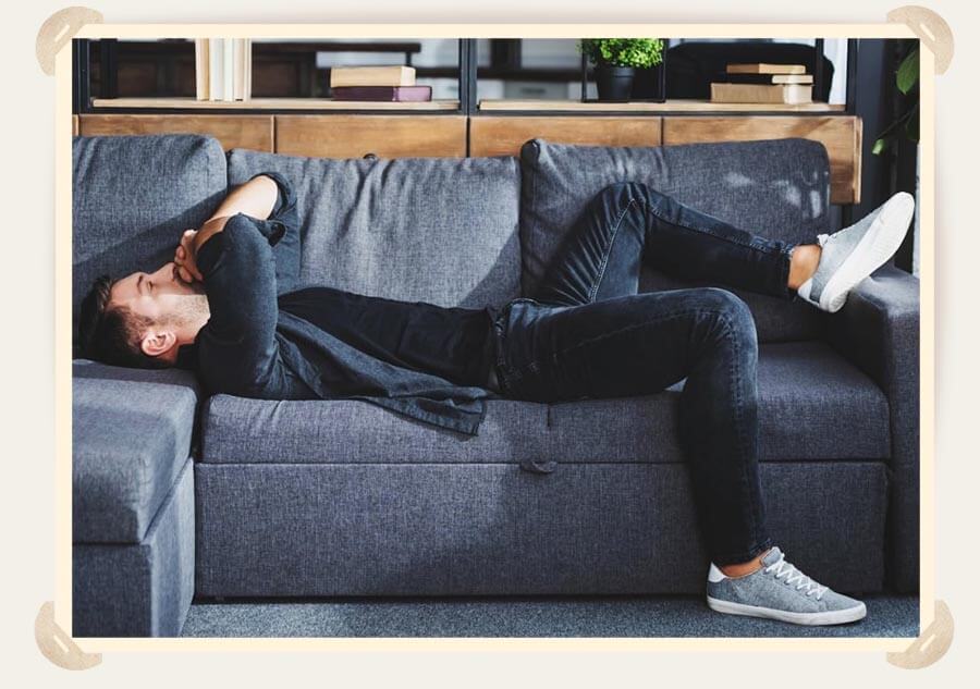мужчина на диване