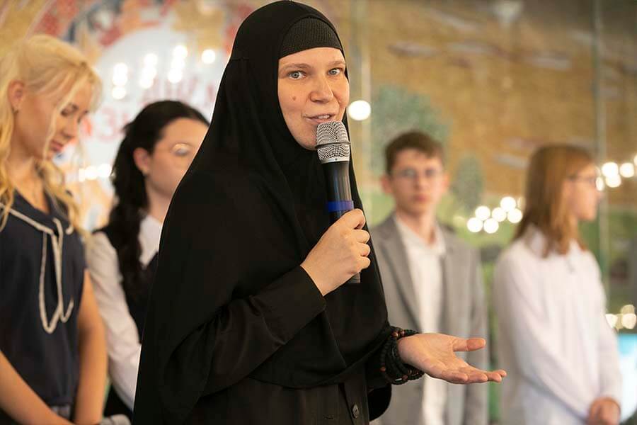 монахиня директор школы