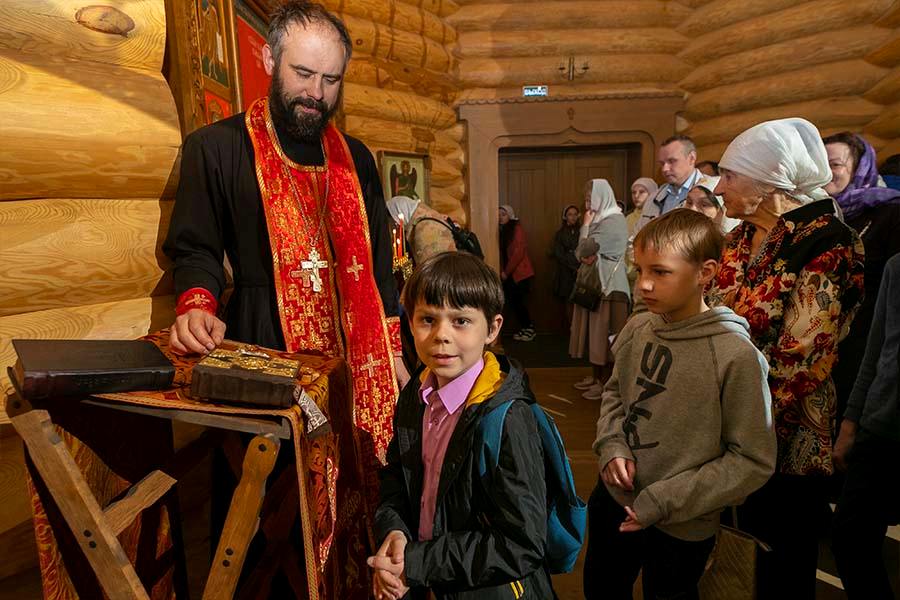 священник