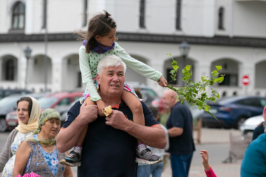 девочка на шее у папы