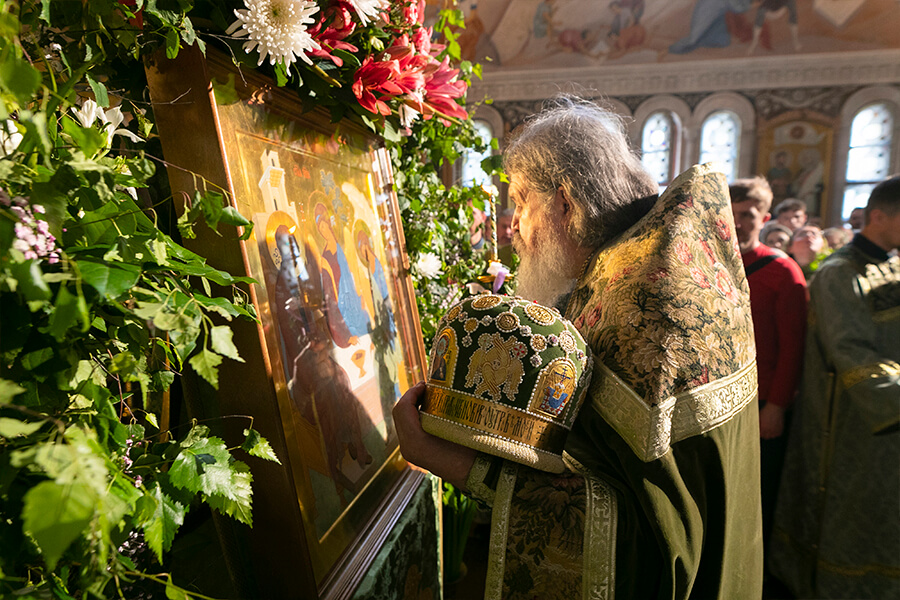 перед иконой святой троицы