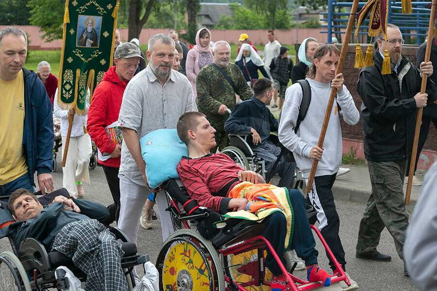 болящие на колясках на крестном ходу
