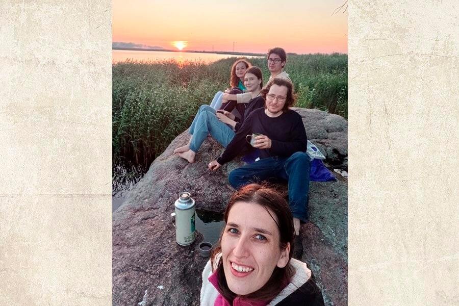 компания на камнях